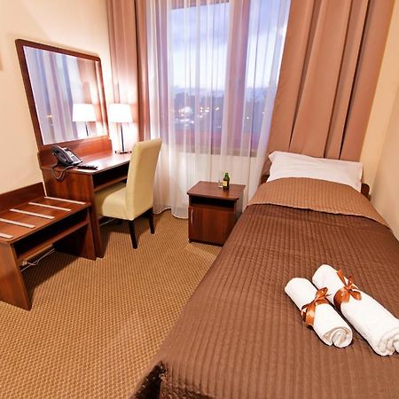 Wiatraczna Hotel Varsavia Esterno foto