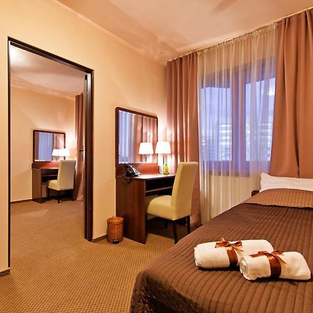 Wiatraczna Hotel Varsavia Esterno foto