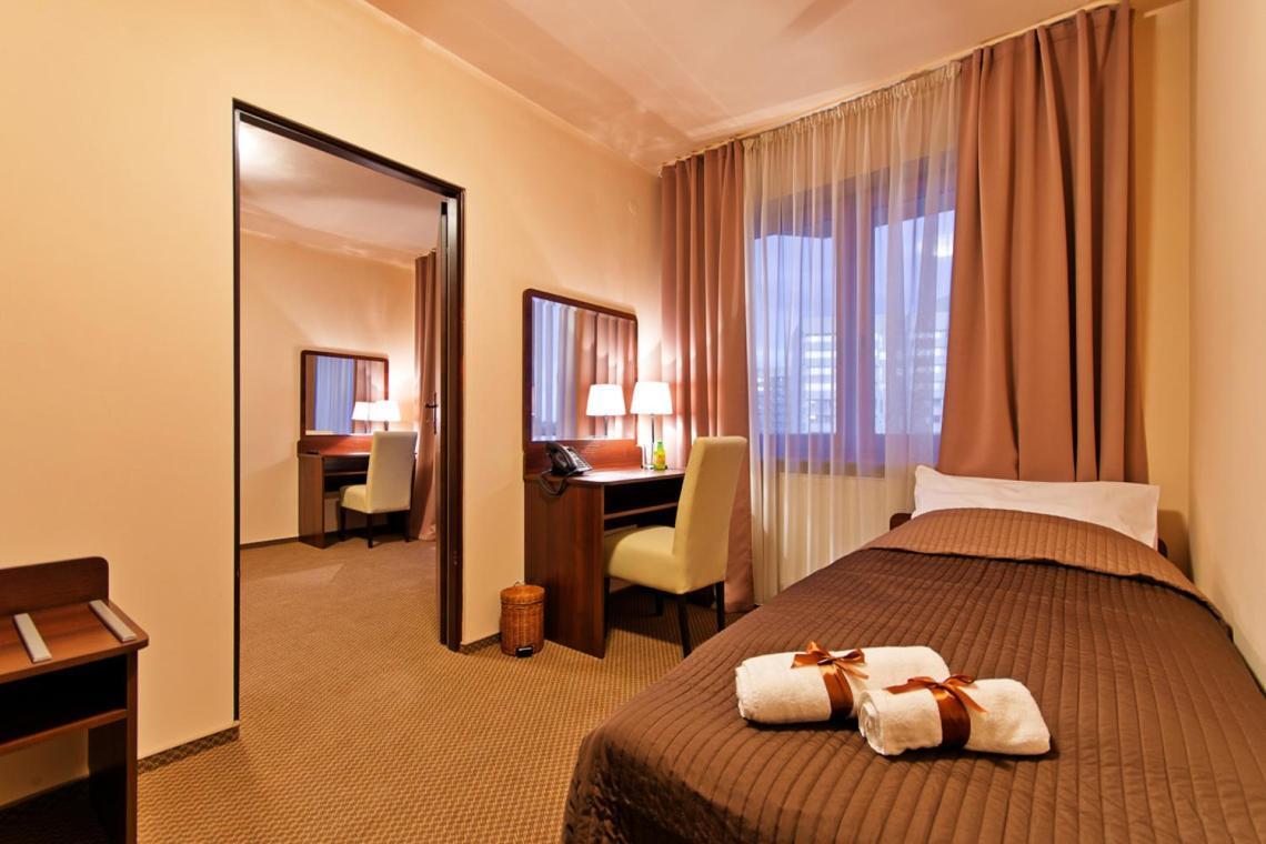 Wiatraczna Hotel Varsavia Esterno foto