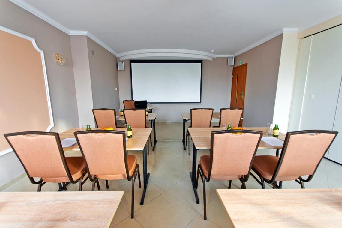 Wiatraczna Hotel Varsavia Esterno foto